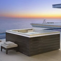 Design-Line Whirlpool Modell S Pro -Baden Verkaufs-Shop Optirelax Whirlpool Modell S Whirlpool Spa pool auf der Terrasse mit Heirzung und Abdeckung 1280x1280